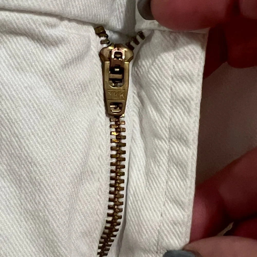 30. 7 For All Mankind white skinny denim pant with raw hem. Size 29 - Picture 6 of 13